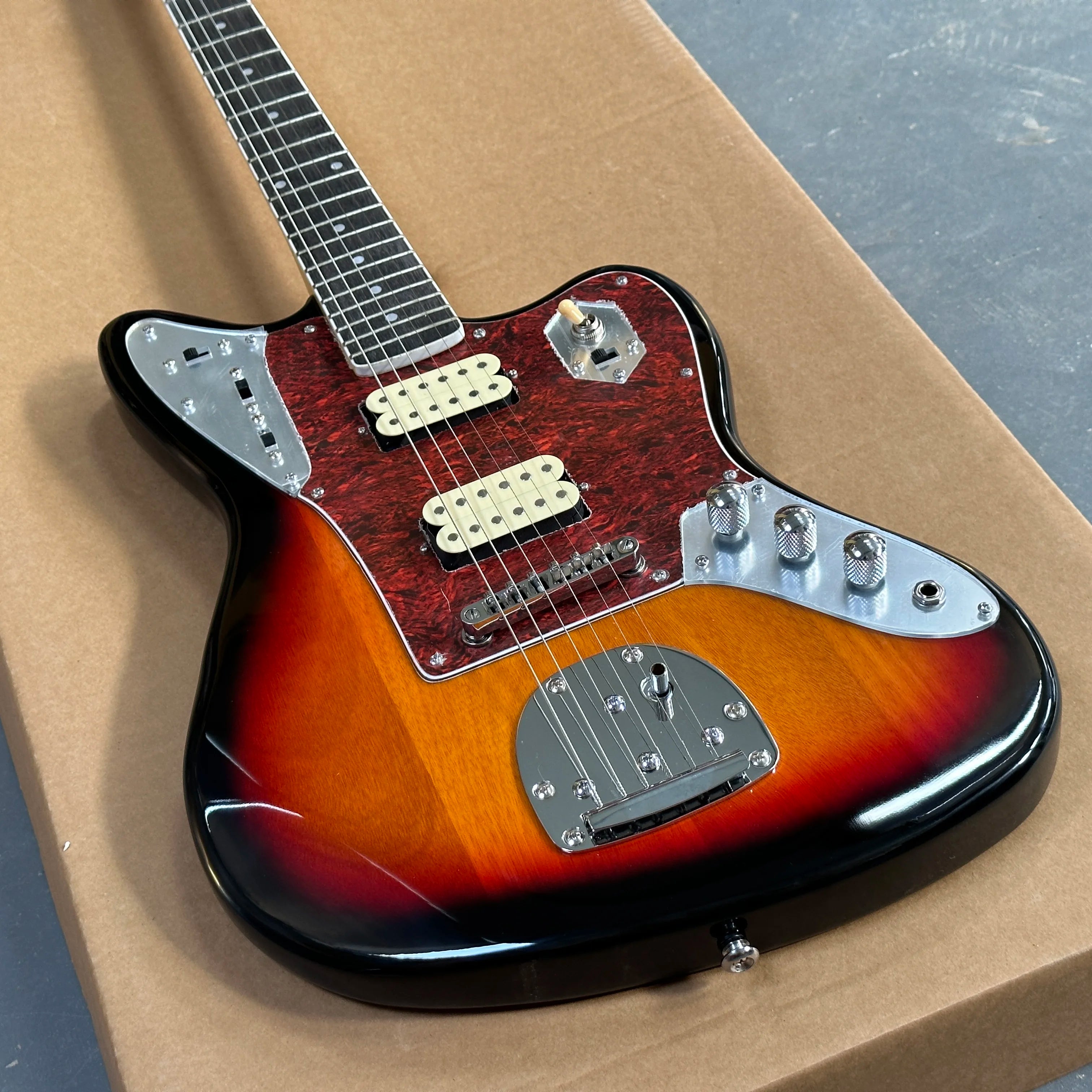 High Quality Custom Jazz Master Electric Guitar 3-Tone Sunburst Jaguars Solid Body