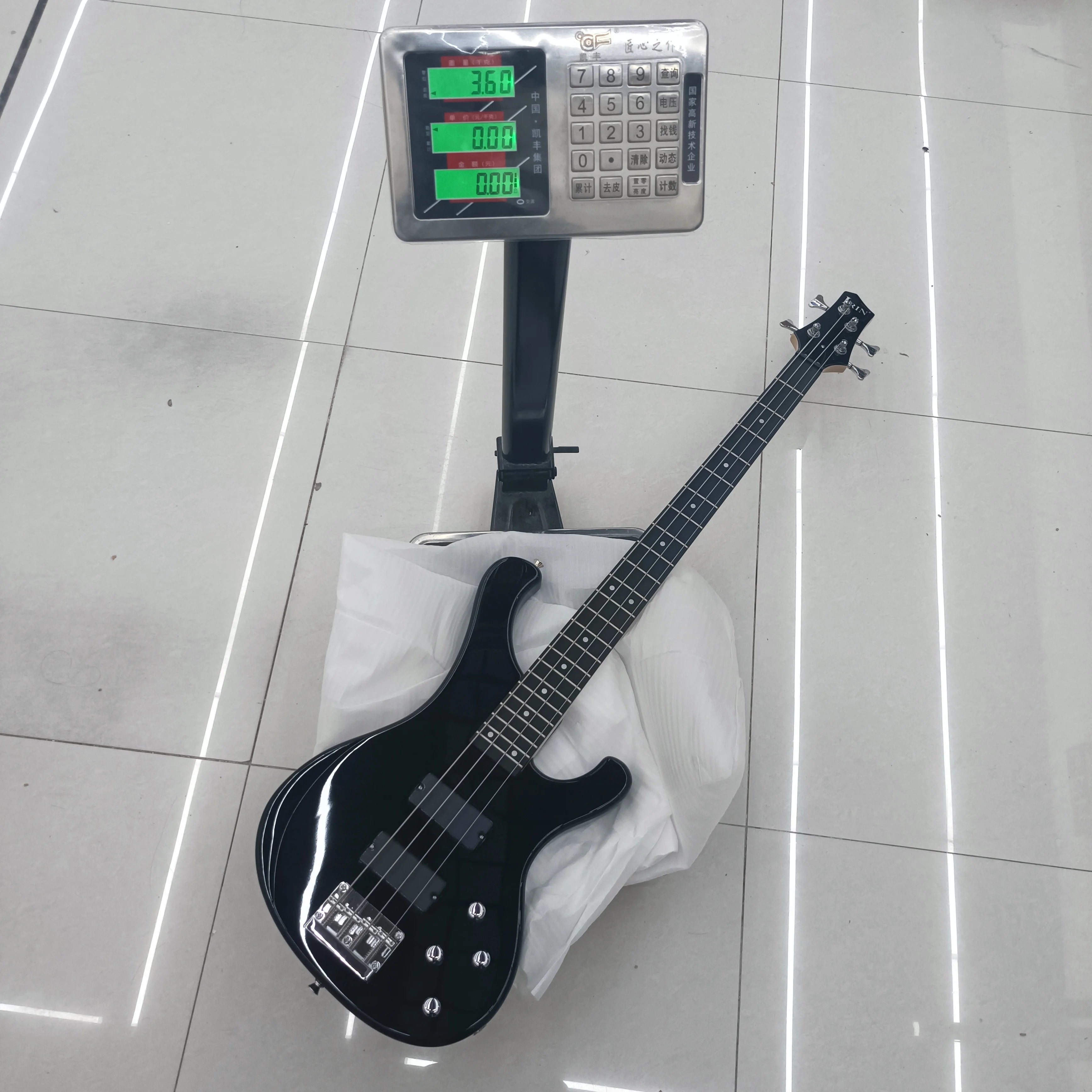 IRIN New Hot Sales Factory Musical Instruments  Okoume Wooden Electric Bass 24 Fret Professional 4 Strings Electric Bass Guitar