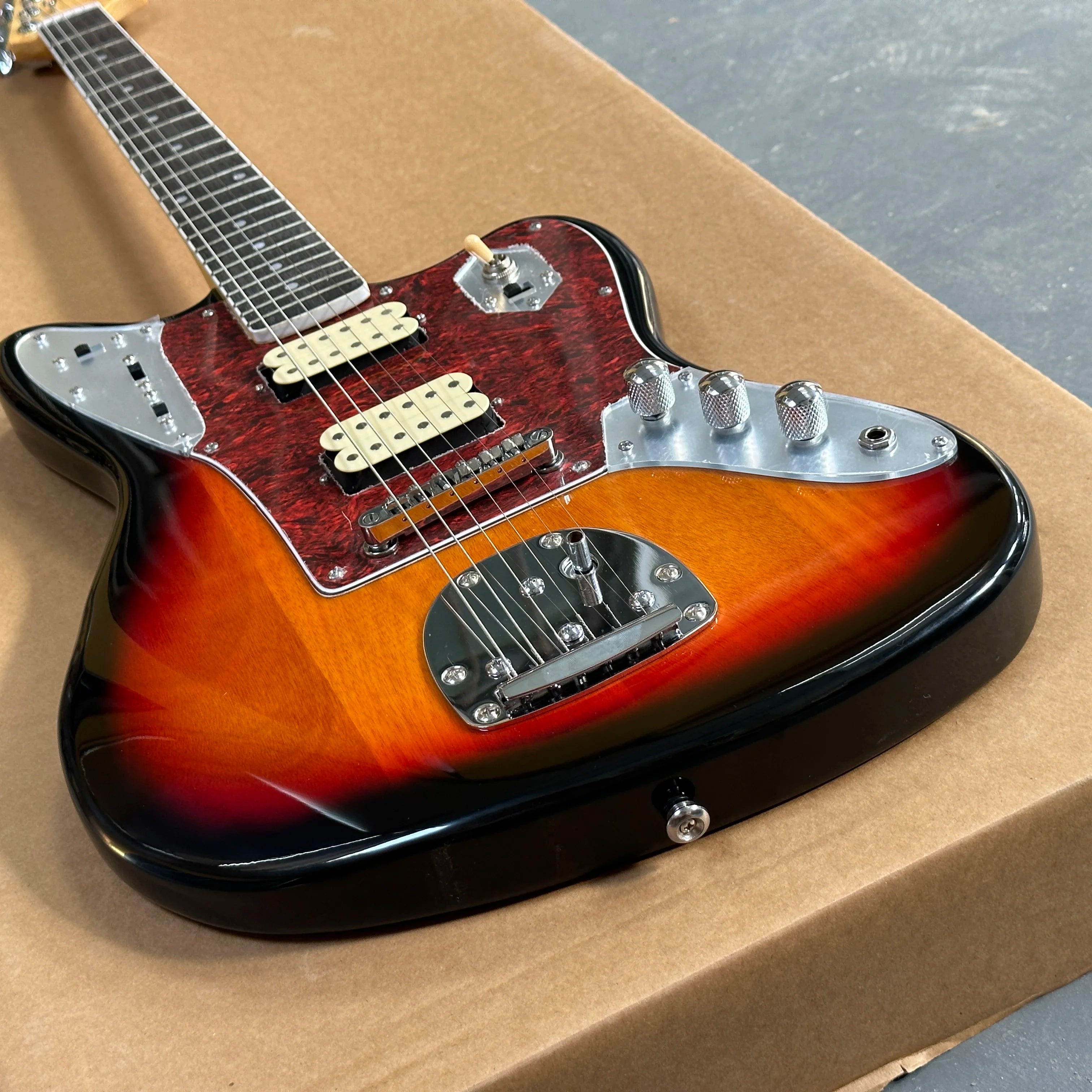High Quality Custom Jazz Master Electric Guitar 3-Tone Sunburst Jaguars Solid Body