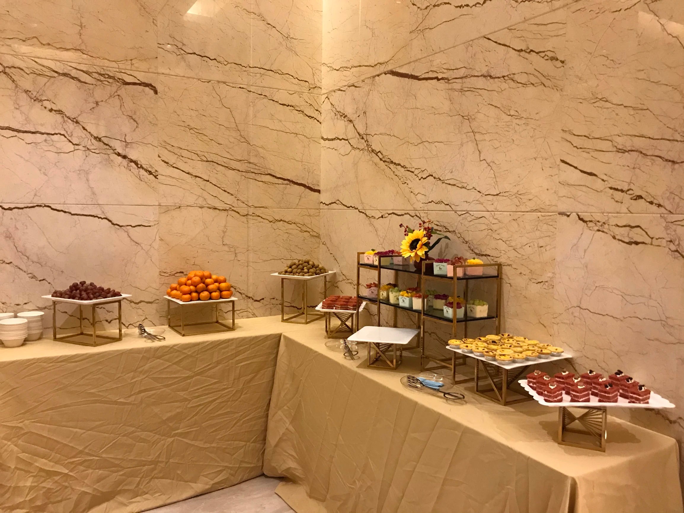 Wedding Buffet Cake Sweet Food Bread Cake Flower Dessert Holder Dessert Table Cake Stand Buffet Banquet Tea Break Metal Holder