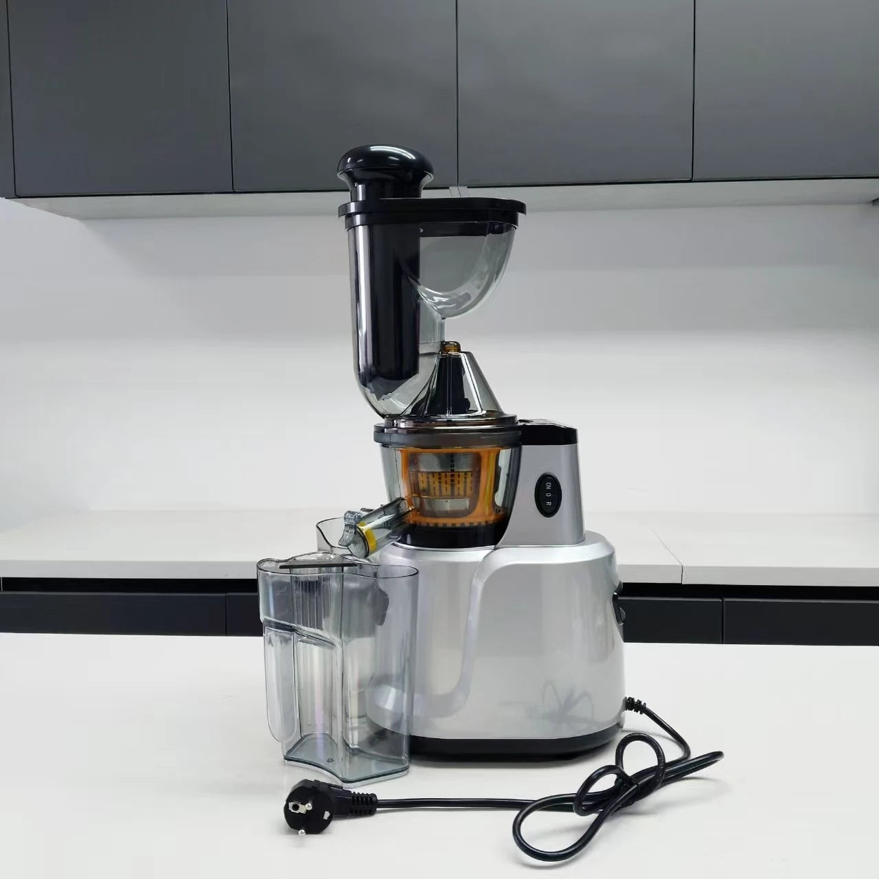 Automatic Juicer for Home Use Capable of Separating Solid and Liquid Components and Capable of Making Juice